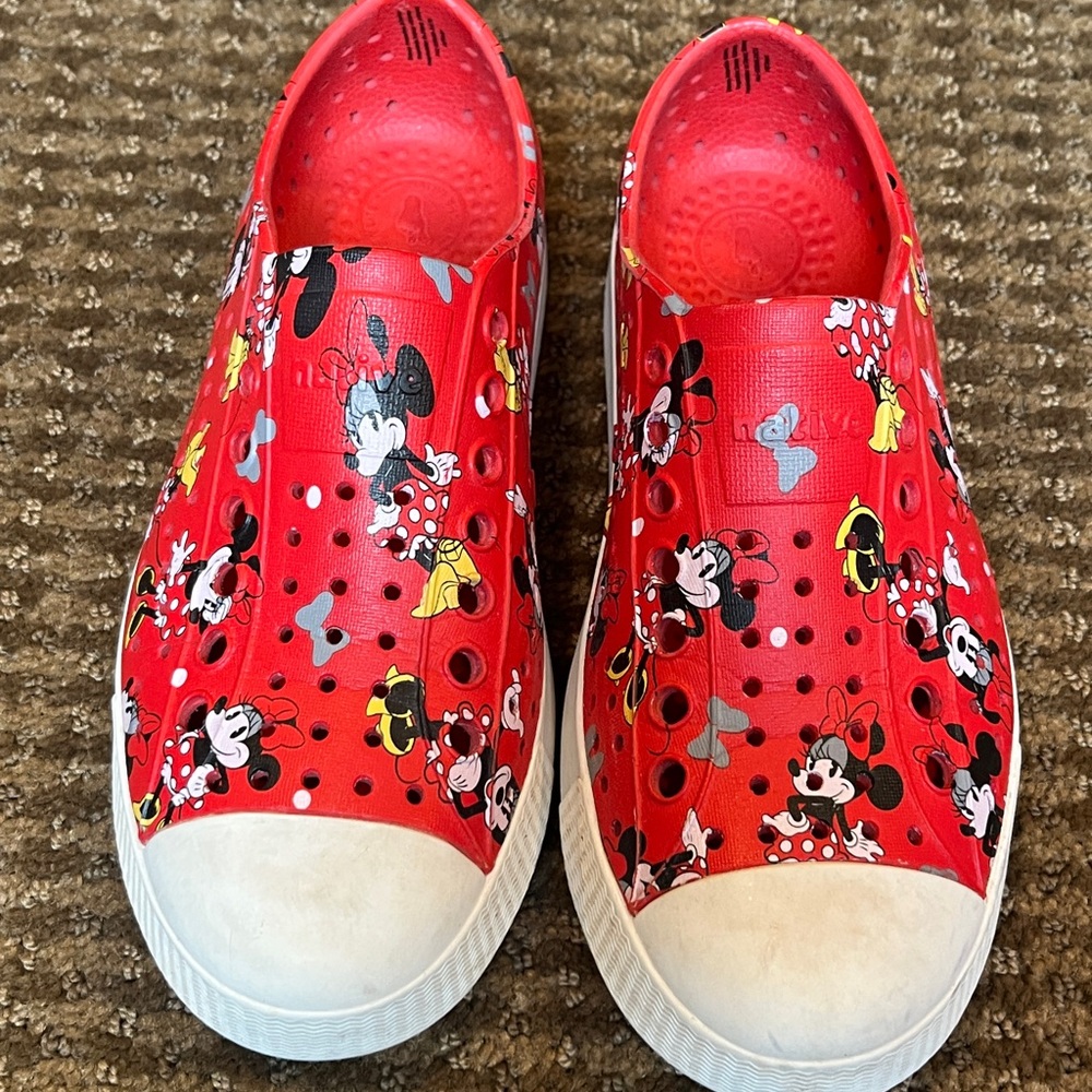 ❤️NATIVE Jefferson Minnie Mouse print shoes men’s size 3 women’s size 5 EUC❤️